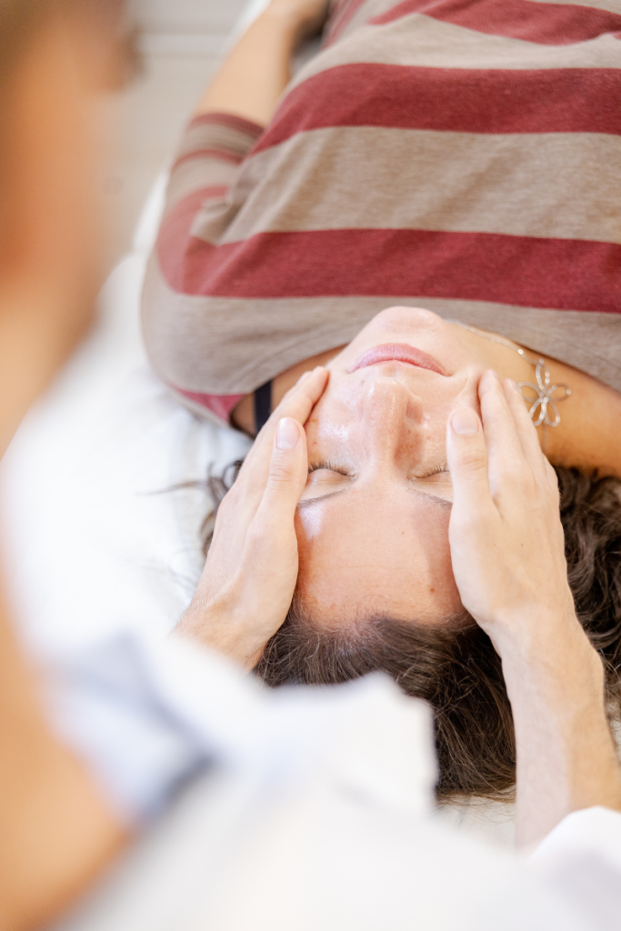 Como pode um toque tão leve ter um efeito tão rápido na dor?